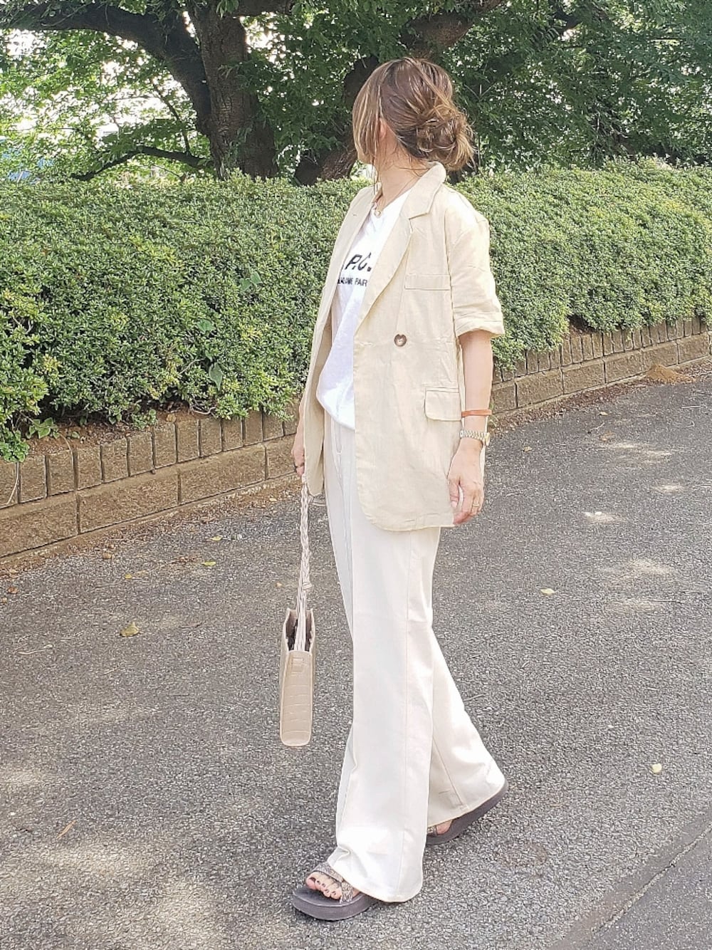 ホワイト系のTシャツ/カットソー、ベージュ系のテーラードジャケット、ベージュ系のショルダーバッグを着用したレディースの夏コーディネートの1枚目の写真
