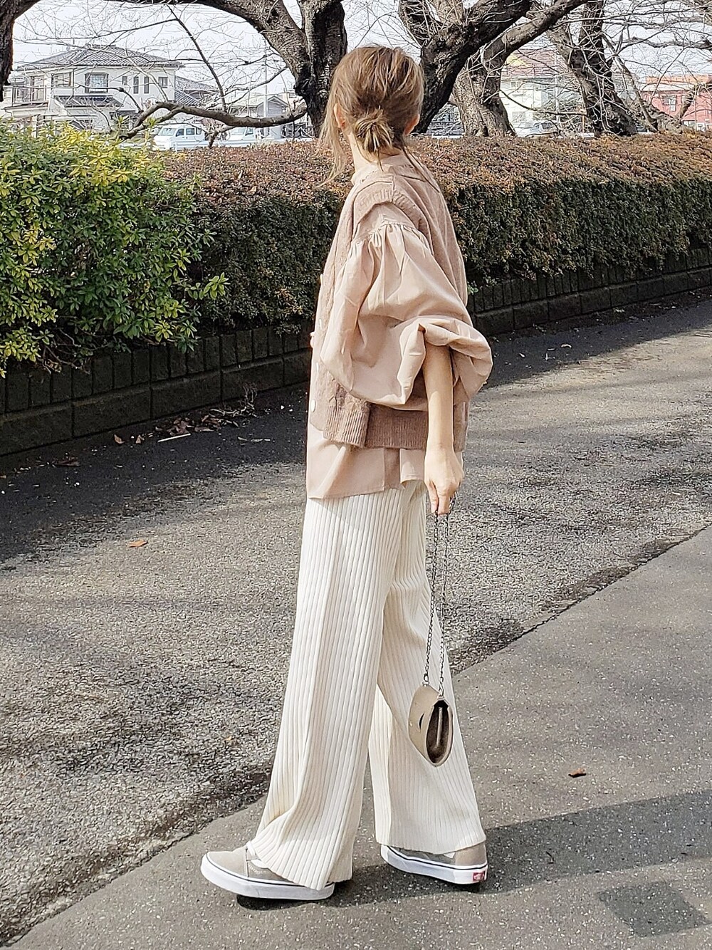 ベージュ系のシャツ/ブラウス、ホワイト系のシャツ/ブラウス、ホワイト系のその他パンツを着用したレディースの冬コーディネートの2枚目の写真