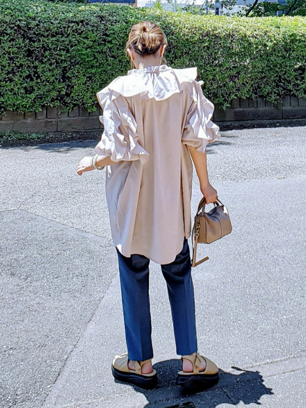 グレー系のシャツ/ブラウス、ブルー系のその他パンツ、ベージュ系のサンダルを着用したレディースの夏コーディネートの1枚目の写真