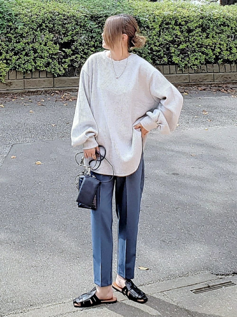 グレー系のスウェット、ブルー系のその他パンツ、ブルー系のショルダーバッグを着用したレディースの秋コーディネートの1枚目の写真