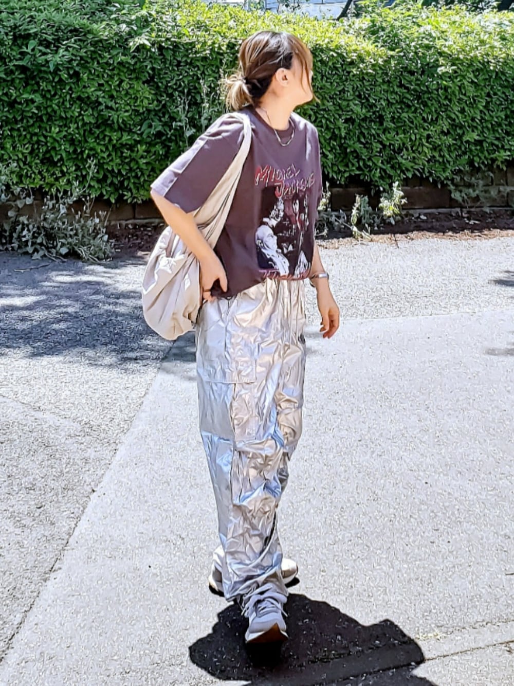 グレー系のTシャツ/カットソー、シルバー系のカーゴパンツ、グレー系のスニーカーを着用したレディースの春コーディネートの1枚目の写真