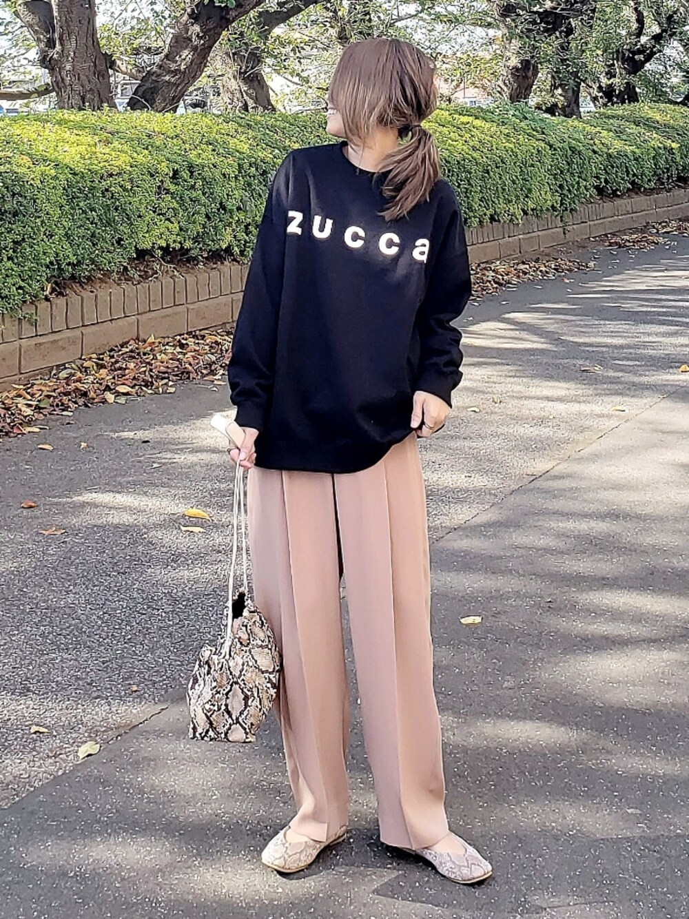 「スウェット、シンプル、スラックス、大人カジュアル、ロゴスウェット、アニマル柄、zucca、パイソン柄、センタープレス、低身長コーデ、スウェットコーデ、ジョーゼットパンツ」｜「ZUCCaのLOGOスウェット/スウェット（スウェット、ブラック系）」を使った、&りっちさん（レディース・154cm）の秋コーディネートの1枚目の写真