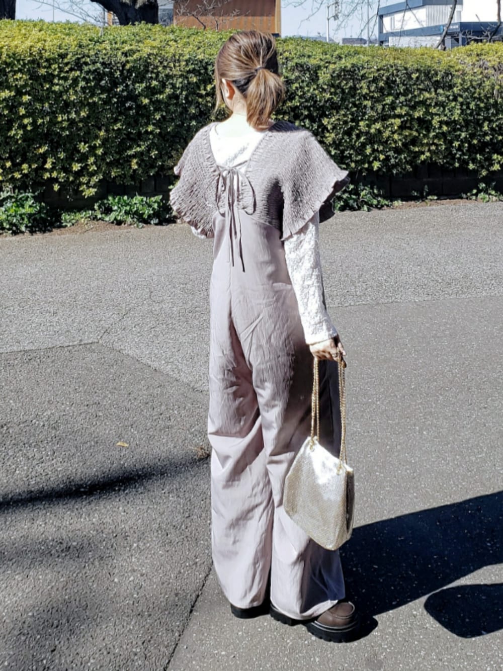 ホワイト系のTシャツ/カットソー、ゴールド系のショルダーバッグ、ブラウン系のローファーを着用したレディースの春コーディネートの1枚目の写真