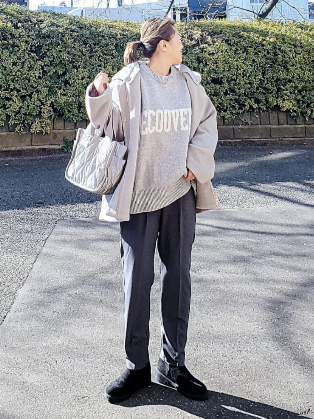 グレー系のその他パンツ、グリーン系のブルゾン、グレー系のニット/セーターを着用したレディースの冬コーディネートの1枚目の写真