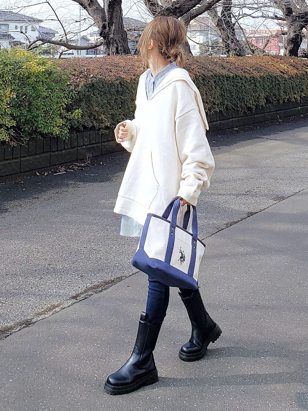 ホワイト系のニット/セーター、ブルー系のシャツ/ブラウス、ブルー系のその他パンツを着用したレディースの春コーディネートの2枚目の写真