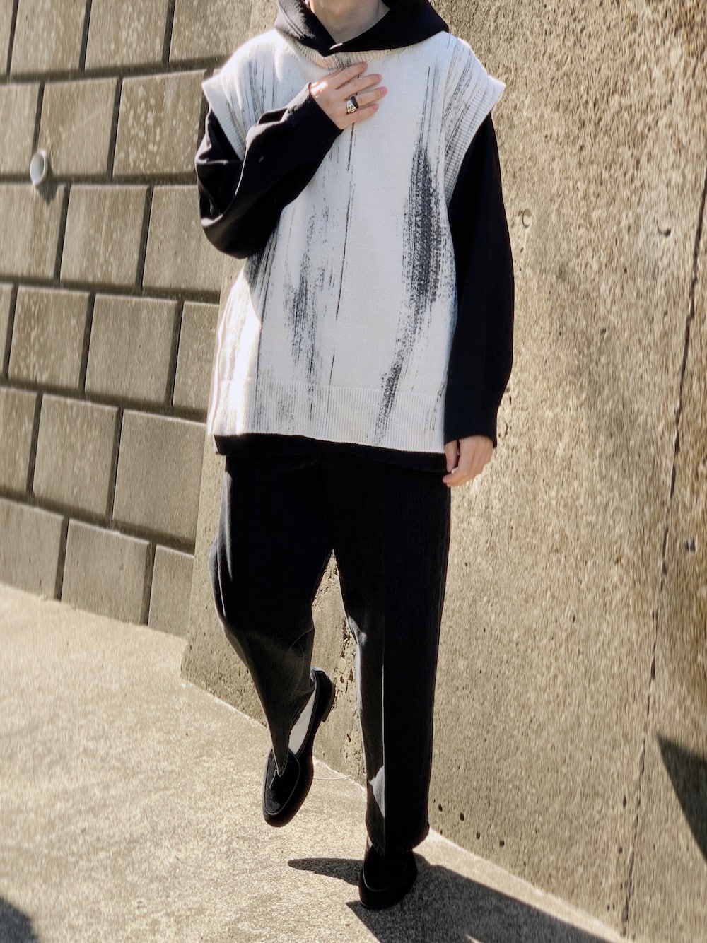「yoke、Steven Alan、united arrows、UNITED ARROWS & SONS、パーカー、モノトーン、モノトーンコーデ、きれいめカジュアル、黒コーデ、革靴、シンプルコーデ、シンプル、大人コーデ、レイヤードスタイル、オトナカジュアル」｜「YOKEのアイテム（ベスト、ホワイト系）」を使った、うみさん（メンズ・170cm）の冬コーディネートの1枚目の写真