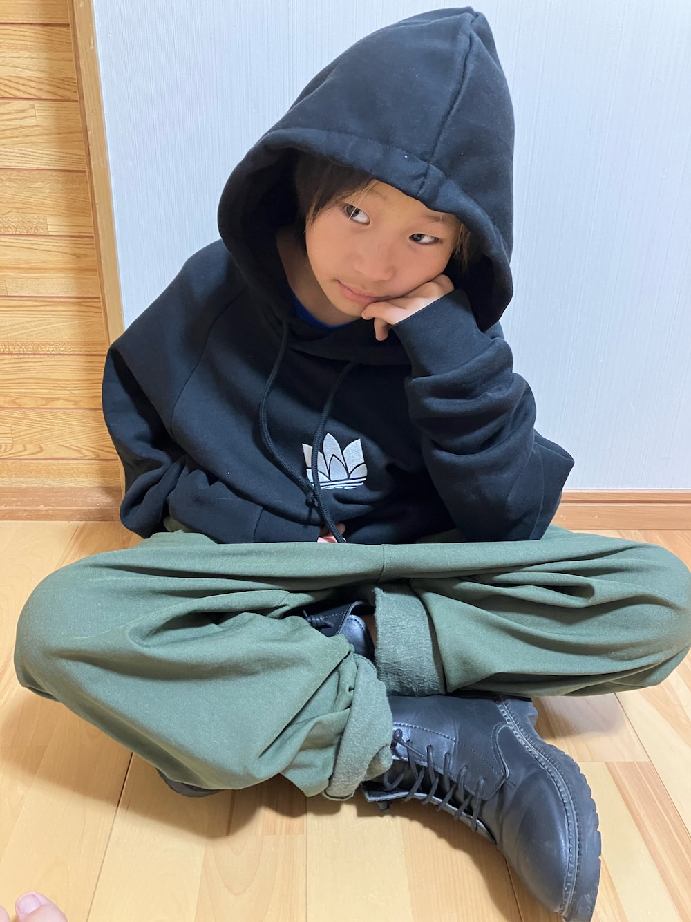 「男の子ファッション、WEARハロウィン2022、秋冬コーデ、シンプルスタイル」｜「adidasのアディカラー 3Dトレフォイル グラフィックパーカー [3D TREFOIL HOODIE] アディダスオリジナルス（パーカー、ブラック系）」を使った、haru_natu_sakuさん（キッズ・120cm）の秋コーディネートの1枚目の写真