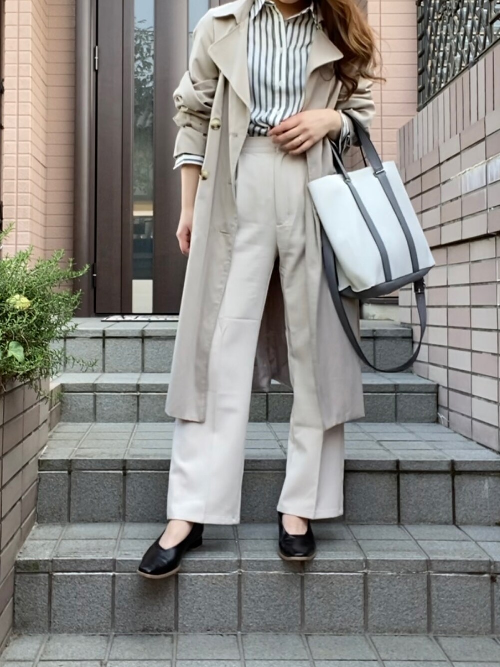 「オトナカジュアル、おしゃれさんと繋がりたい、オトナ女子、シンプル、プチプラ、春アウター、ootd、キレイめ、春カラー、春コーデ、シンプルコーデ、ママコーデ、ママファッション」｜「coca（coca）のアイテム（シャツ/ブラウス、その他）」を使った、ここなっつさん（レディース・163cm）の春コーディネートの1枚目の写真
