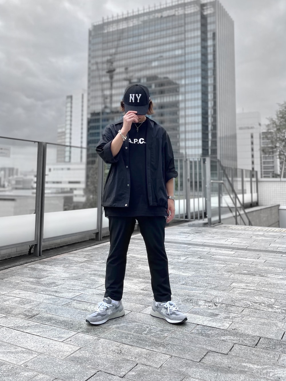 「秋コーデ、シンプルスタイル、ブラックコーデ、モノトーン、ニューバランス、New Balance、NEW ERA、992、sacai、A.P.C.」｜「NEW ERAのアイテム（キャップ、グレー系）」を使った、keitarouさん（メンズ・50cm）の秋コーディネートの1枚目の写真