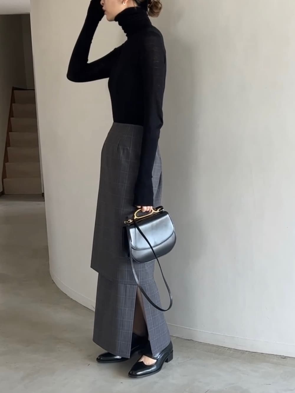 「シンプルスタイル、春コーデ、ブラック、モノトーン、スカート、スカートスタイル、柄スカート、チェック、リムアーク、RIMARK、カラー×コーデ、このスタイルがお気に入り、リラックススタイル、オフィスカジュアル、Iラインスカート」｜「RIM.ARKのStandard turtle neck cut tops（ニット/セーター、ブラック系）」を使った、MariNakamuraさん（レディース・158cm）の春コーディネートの1枚目の写真