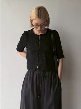 「RIM.ARK（リムアーク）の【PRE ORDER】Shirring lace compact tops シャーリングレース コンパクト トップス（ニット/セーター、ブラック系）」を使った、MariNakamuraさん（レディース・158cm）の春コーディネート