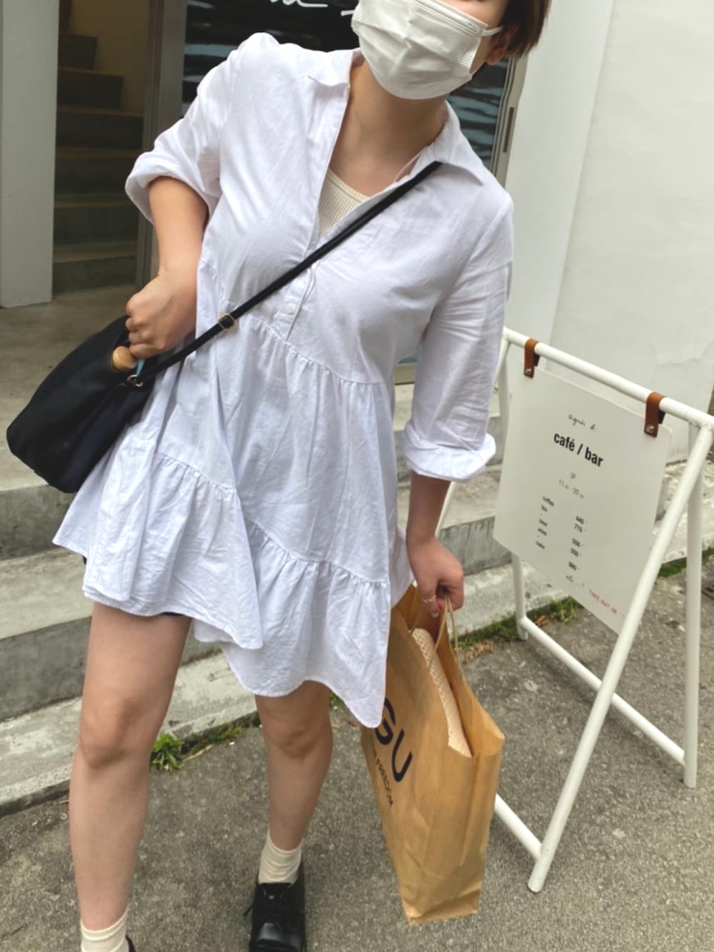 「シンプルスタイル、休日コーデ、淡色コーデ、白ワンピース、ラブアンドピース2021、黒、ショートヘア、カフェ巡り」｜「HITCH HIKEのPLUMP ミニショルダーバッグ（ショルダーバッグ、ブラック系）」を使った、Mayuさん（レディース・161cm）の秋コーディネートの1枚目の写真