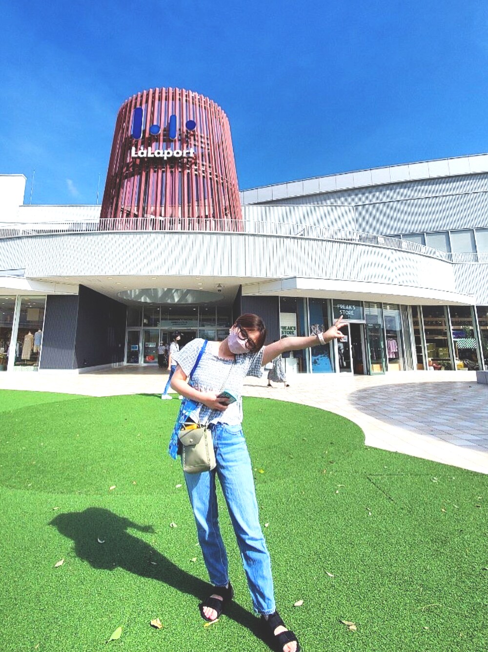 「オトナカジュアル、シンプルスタイル、休日コーデ、デニムパンツ、ショートヘア、チェックブラウス、夏コーデ、ショッピング」｜「NIKEのNIKE ナイキ W CANYON SANDAL ナイキ ウィメンズ キャニオン サンダル CV5515-002 *002BLACK/BLACK（サンダル、ブラック系）」を使った、Mayuさん（レディース・161cm）の秋コーディネートの1枚目の写真
