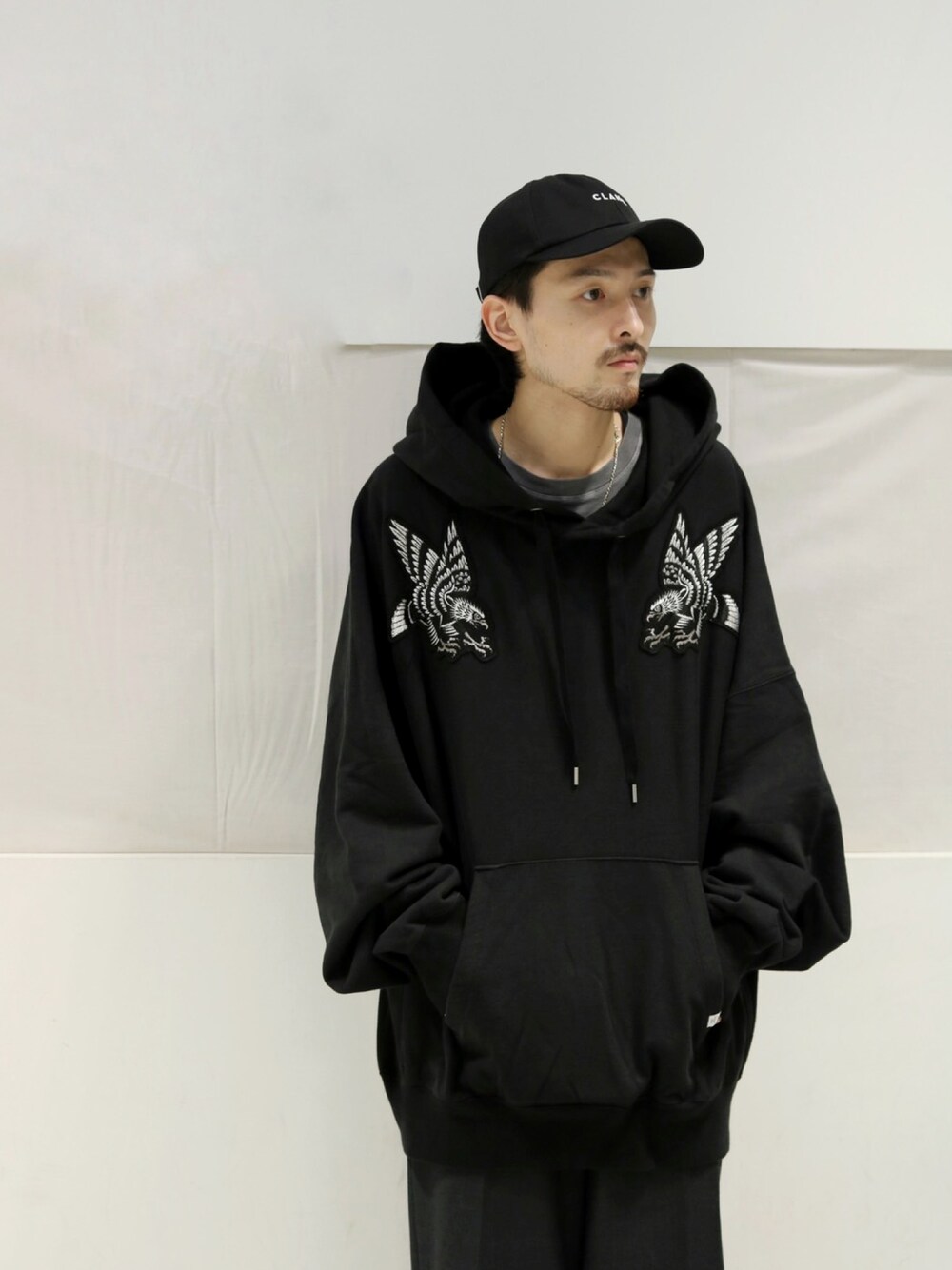 「シンプルコーデ、秋のコーデ、おしゃれさんと繋がりたい、今日のコーデ、秋服、キレイめ、きれいめカジュアル、秋冬コーデ、ストリートファッション、低身長男子、ビッグシルエット、FACETASM、facetasm、ファセッタズム、ファセッタズム(FACETASM)」｜「FACETASMの【FACETASM Exclusive/ファセッタズム エクスクルーシブ】 Hoodie(フーディー)（パーカー、ブラック系）」を使った、イリザワさん（メンズ・168cm）の秋コーディネートの1枚目の写真
