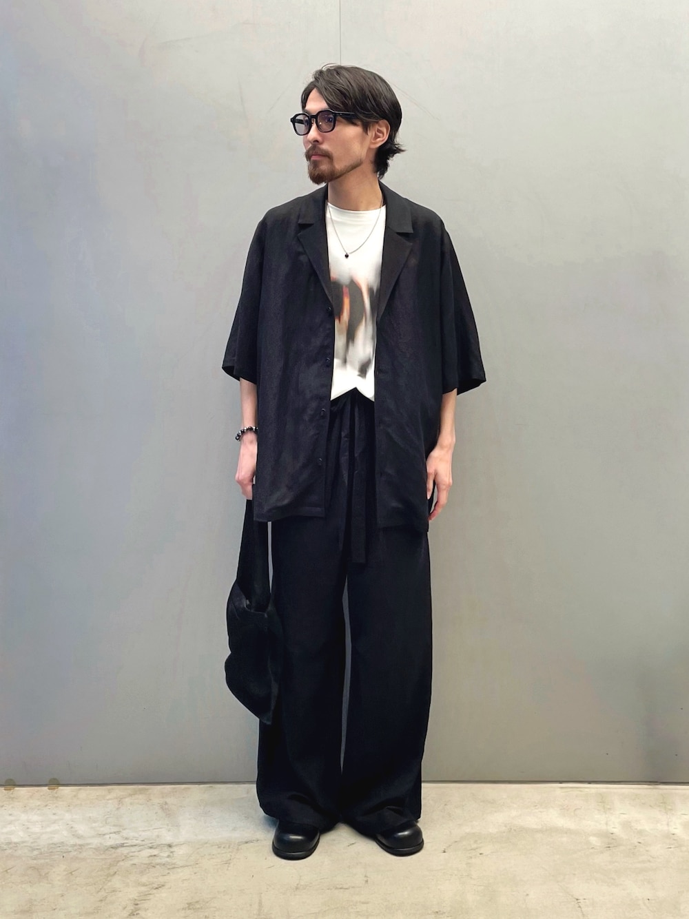 「サンダル、夏コーデ、白Tシャツ、メガネ男子、きれいめカジュアル、サングラス、Tシャツ、シャツスタイル、ブラックコーデ、お出かけコーデ、休日コーデ、おでかけコーデ、トートバッグ、どんなコーデにもこの一足、夏」｜「Lui'sのOut of Focus T（Tシャツ/カットソー、ホワイト系）」を使った、イリザワさん（骨格ウェーブ・メンズ・168cm）の夏コーディネートの1枚目の写真