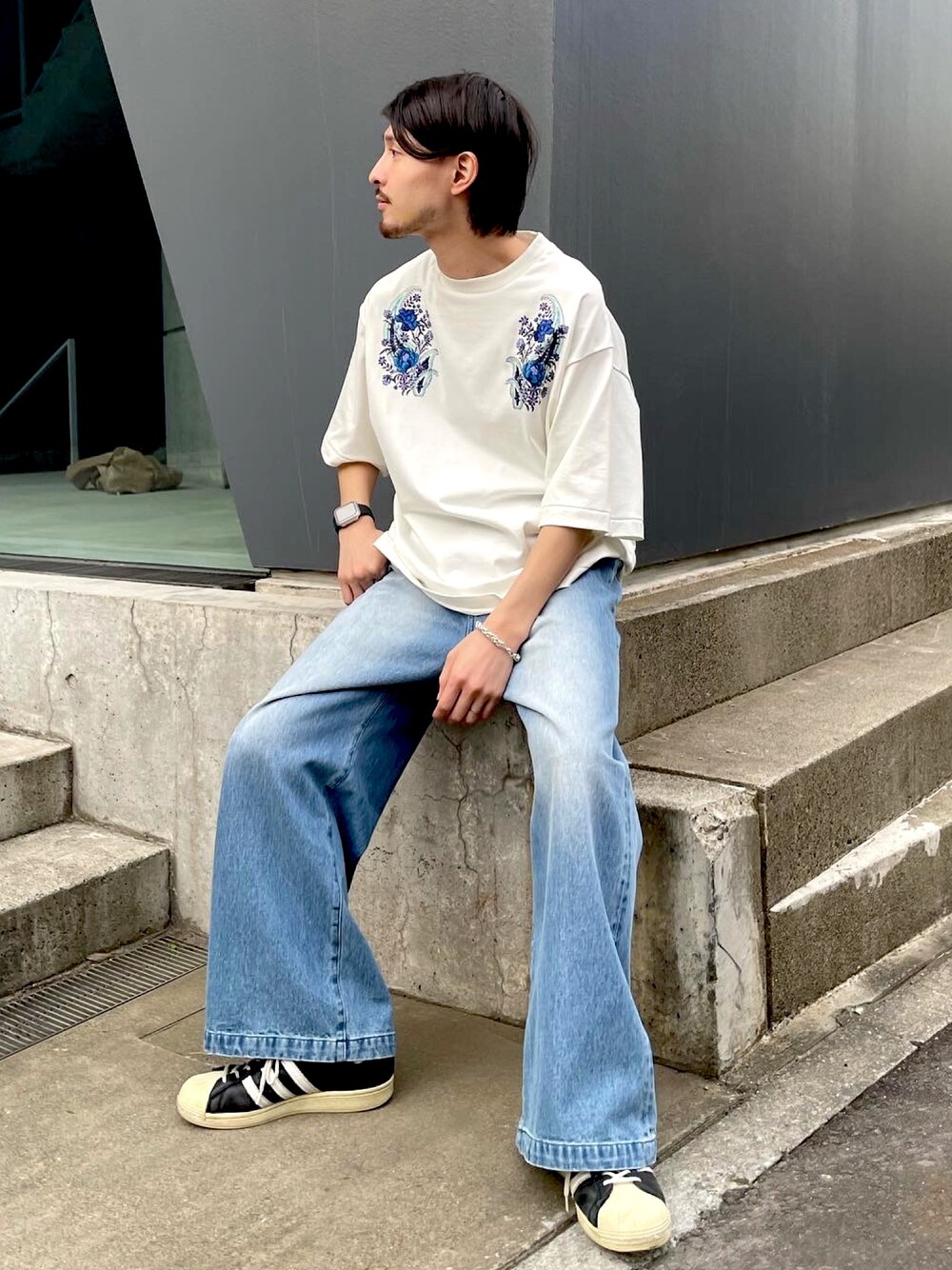 「ビッグシルエット、休日スタイル、スニーカー、きれいめカジュアル、春夏コーデ、メンズコーデ、今日のコーデ、春服」｜「Lui'sの【プレミアムスビン】スカTシャツ（Tシャツ/カットソー、ホワイト系）」を使った、イリザワさん（骨格ウェーブ・メンズ・168cm）の春コーディネートの1枚目の写真