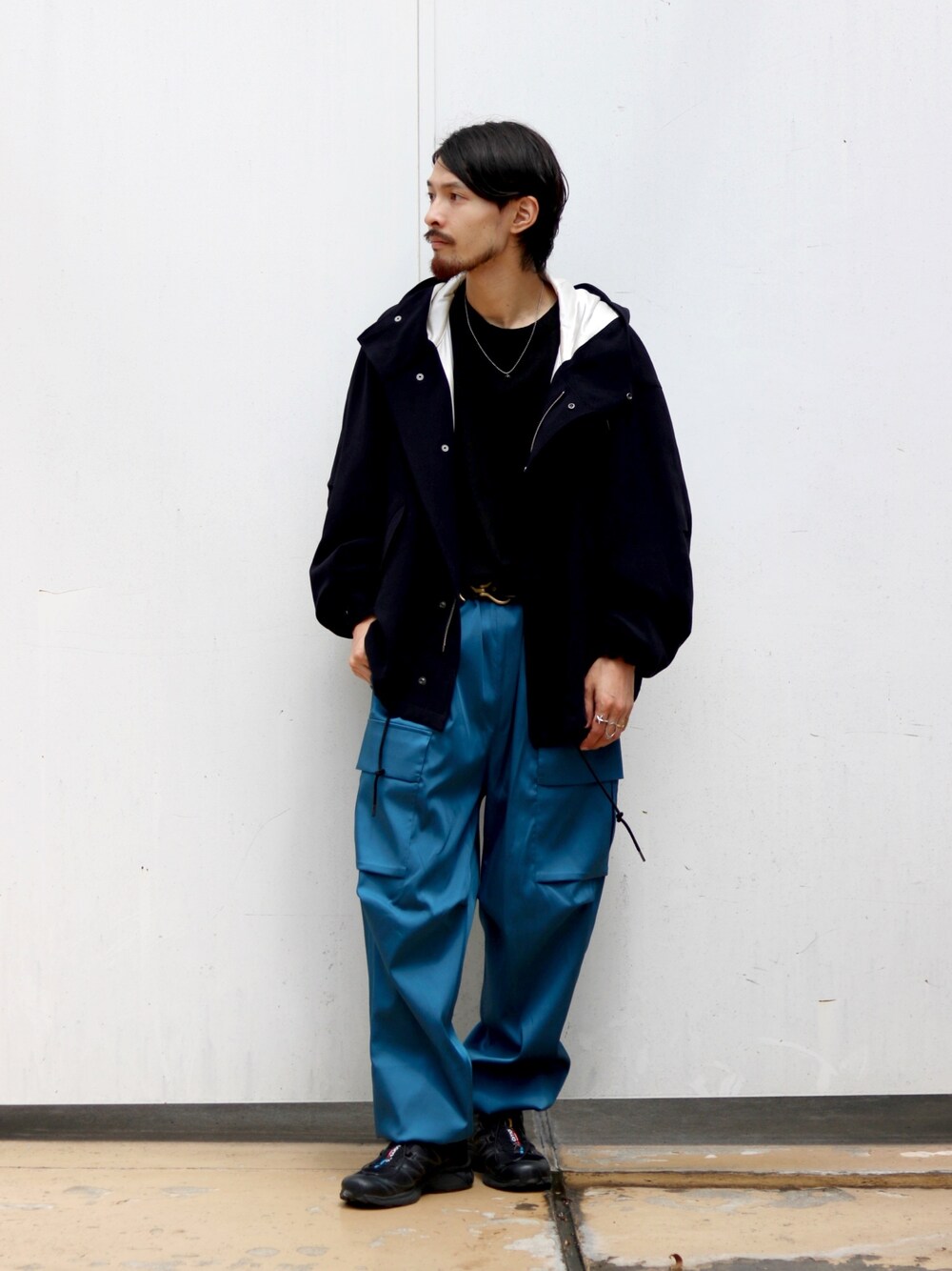 「カーゴパンツ、URU、URU TOKYO、秋服準備はじめました、休日スタイル、スニーカー、きれいめカジュアル、シンプルコーデ、お洒落さんとつながりたい、大人カジュアル」｜「Lui'sのデザインカーゴパンツ（カーゴパンツ、ブルー系）」を使った、イリザワさん（骨格ウェーブ・メンズ・168cm）の夏コーディネートの1枚目の写真