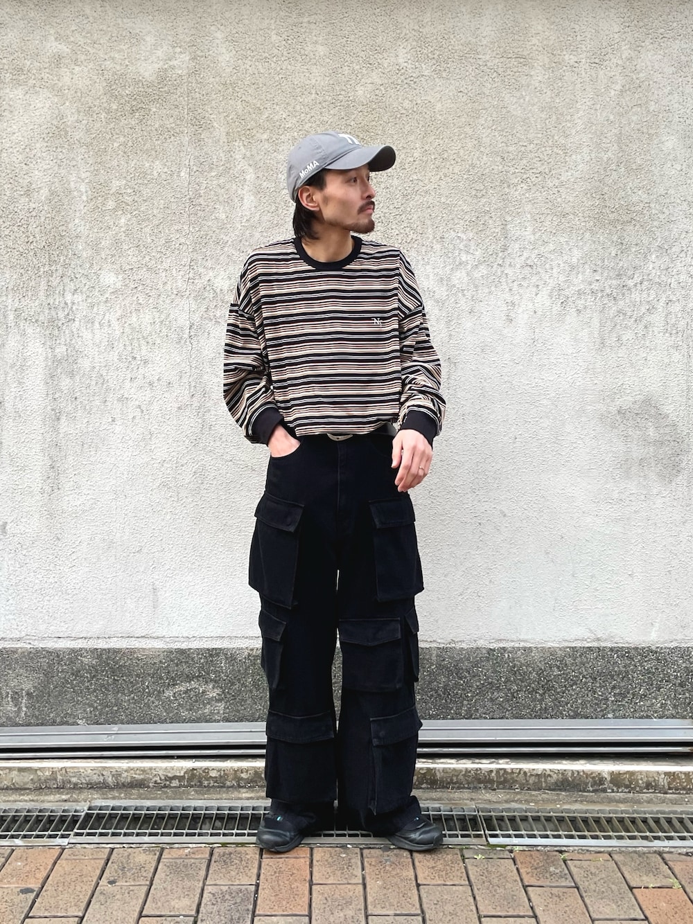 ブラック系のデニムパンツ、ブラック系のTシャツ/カットソー、ブラック系のベルトを着用したメンズの春コーディネートの1枚目の写真