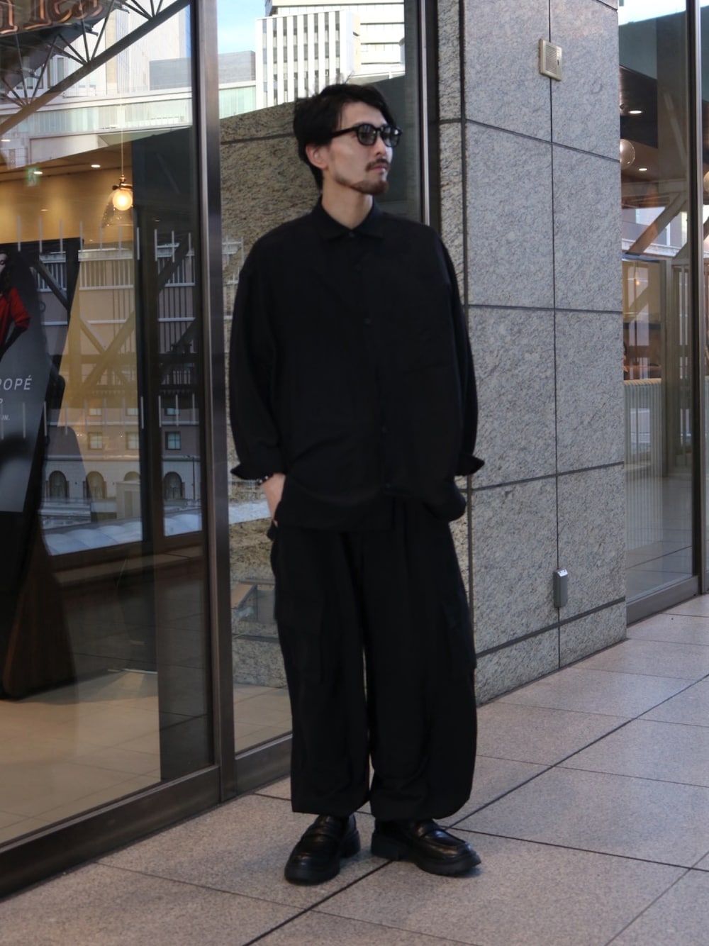 ブラック系のシャツ/ブラウス、ブラック系のカーゴパンツ、ブラック系のローファーを着用したメンズの秋コーディネートの1枚目の写真