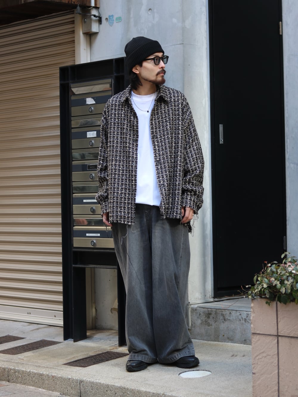 「デニム、ビッグシルエット、おでかけコーデ、大人カジュアル、カジュアルコーデ、休日コーデ、オトナカジュアル、ラフコーデ、シンプルコーデ、シンプル、メンズコーデ、今日のコーデ、デートコーデ、デニムコーデ」｜「Lui'sのFINEツイードシャツ（シャツ/ブラウス、ブラック系）」を使った、イリザワさん（骨格ウェーブ・メンズ・168cm）の冬コーディネートの1枚目の写真