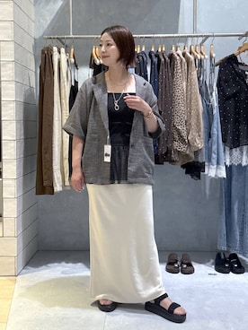 「LEPSIM（レプシィム）のストレッチサテンスカート　1049485（スカート、ホワイト系）」を使った、hanaeさん（レディース・161cm）の夏コーディネート