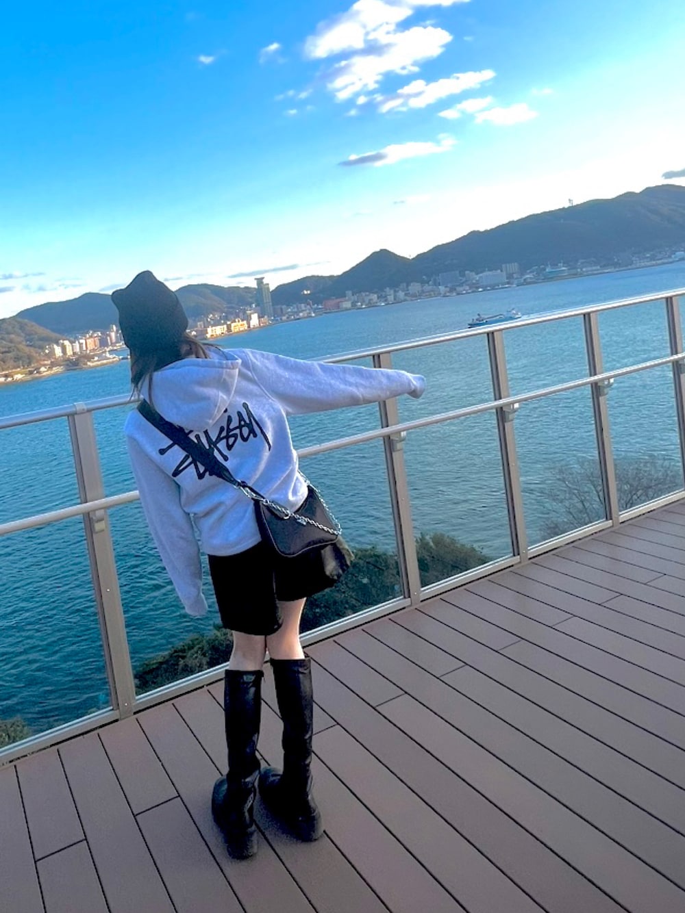 「プチプラコーデ、おでかけコーデ、ootd、ストリート、ブーツスタイル、フェイクレザー、ニット帽、海、GRL、stussy、PRADA、CELINE、お洒落さんとつながりたい、パーカー、冬コーデ」｜「GRLのタンクソールロングブーツ（ブーツ、ブラック系）」を使った、yuukaさん（レディース・161cm）の冬コーディネートの1枚目の写真