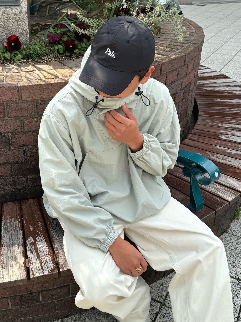 「ナイロン、ストリート、春服みてみて、アノラックパーカー、ストレートパンツ、アウトドアスタイル、春アウター、春色」｜「CANAL JEANのchoice_cnl(チョイス) "Pals."刺繍CAP（キャップ、ブラック系）」を使った、takuyaさん（メンズ・170cm）の春コーディネートの1枚目の写真
