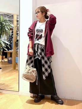 「HONEYSUCKLE ROSE（ハニーサックルローズ）のダンボールダブルジップビッグパーカー（パーカー、レッド系）」を使った、Natsu☆さん（レディース・157cm）の秋コーディネート