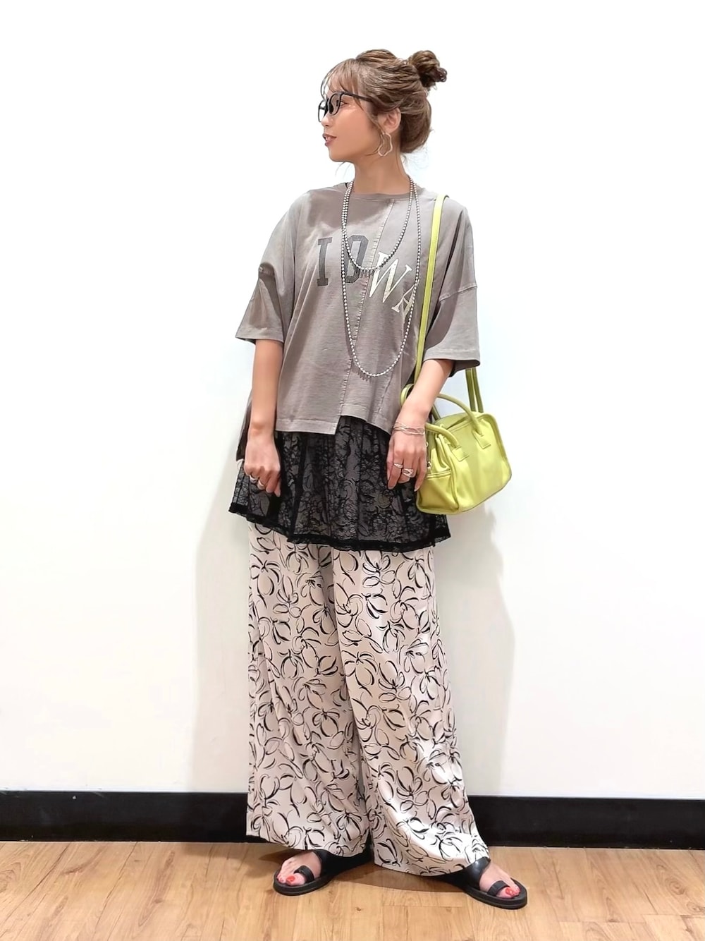 グリーン系のTシャツ/カットソー、ブラック系のタンクトップ、その他のその他パンツを着用したレディースの夏コーディネートの1枚目の写真
