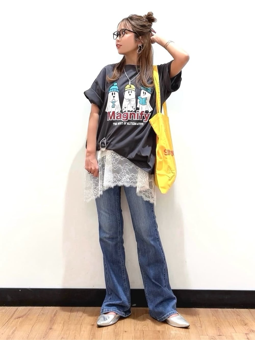 グレー系のTシャツ/カットソー、ブルー系のデニムパンツ、イエロー系のその他を着用したレディースの春コーディネートの1枚目の写真