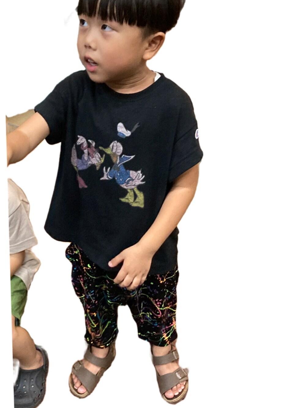 「ディズニー、ペインティング、サンダル、ブラックコーデ」｜「Championのアイテム（Tシャツ/カットソー、ブラック系）」を使った、kcnskさん（キッズ・135cm）の秋コーディネートの1枚目の写真