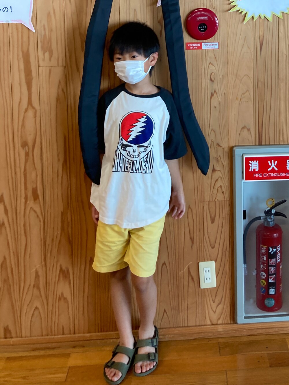 「ラグランTシャツ、グレイトフルデッド、ハーパン、サンダル、カラーパンツ」｜「BIRKENSTOCKのArizona EVA  【ナロー幅】 ユニセックス（サンダル、グリーン系）」を使った、kcnskさん（キッズ・135cm）の秋コーディネートの1枚目の写真