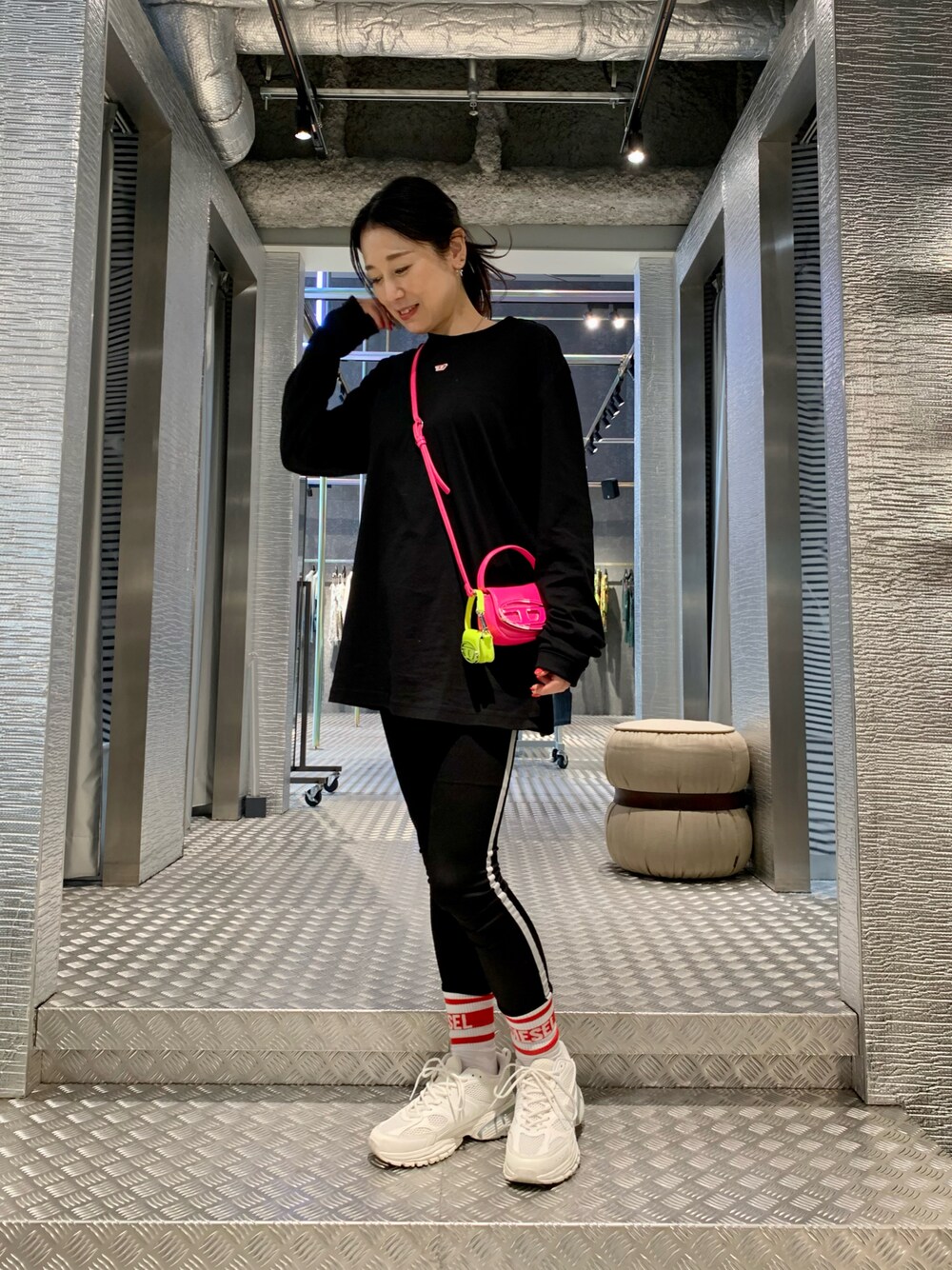 ブラック系のパンツ、ホワイト系のスニーカー、ブラック系のTシャツ/カットソーを着用したレディースの春コーディネートの1枚目の写真
