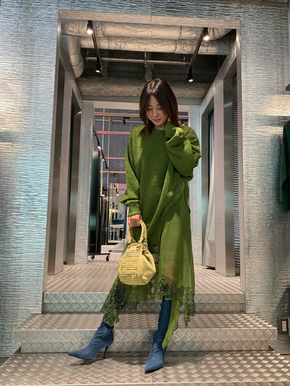 イエロー系のバッグ、グリーン系のワンピース/ドレス、ブルー系のシューズを着用したレディースの秋コーディネートの1枚目の写真