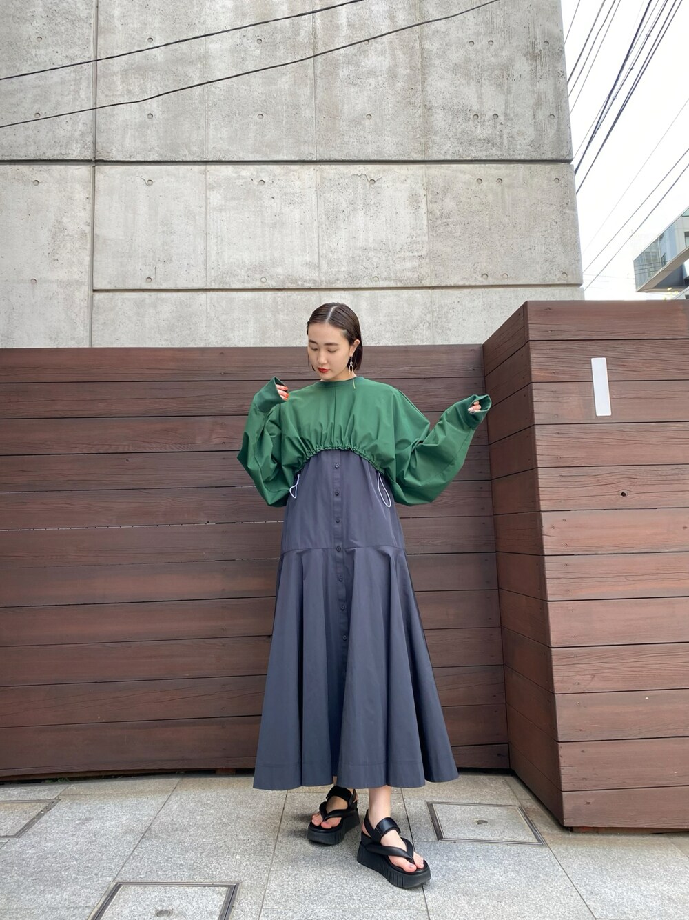 カットギャザーショートトップを使った人気ファッション