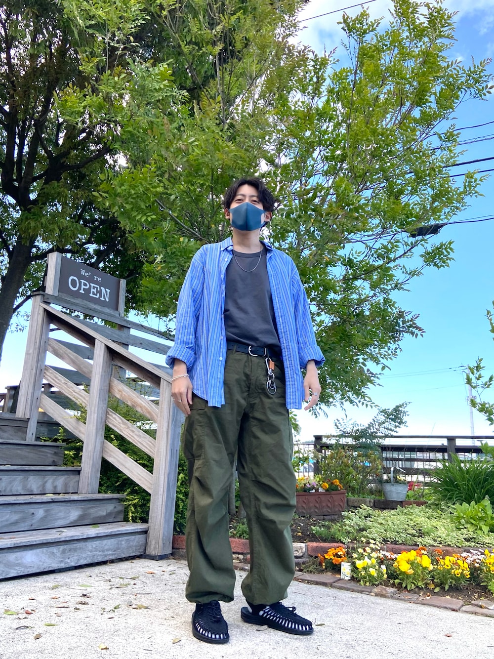「休日スタイル、カジュアルコーデ、カジュアル、タックイン、おしゃれさんと繋がりたい、古着、ストライプシャツ、軍パン、UNIQLO U、keen、Hender Scheme、カフェ」｜「古着のアイテム（シャツ/ブラウス、ブルー系）」を使った、RYOさん（メンズ・172cm）の夏コーディネートの1枚目の写真