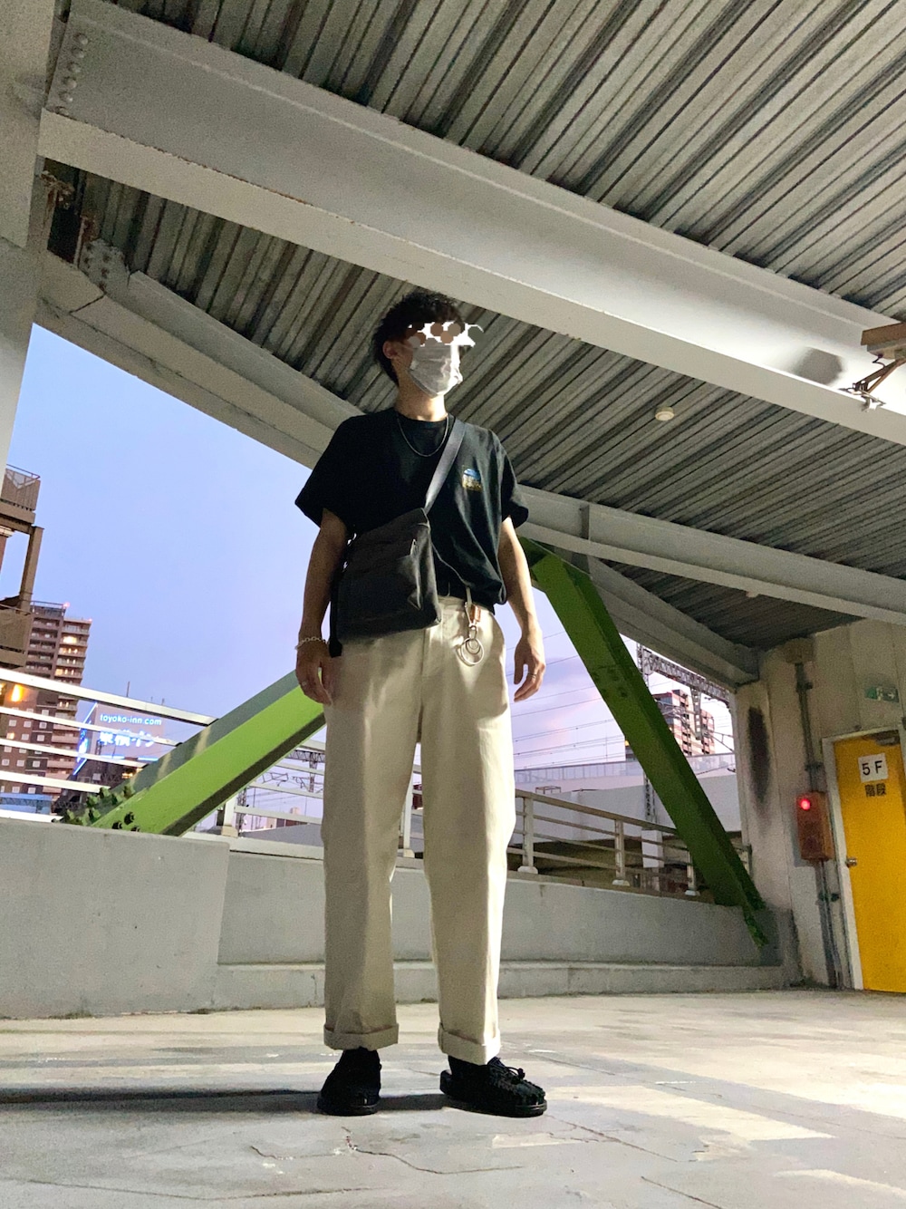 ブラック系のサンダル、グレー系のショルダーバッグ、ブラック系のTシャツ/カットソーを着用したメンズの夏コーディネートの1枚目の写真
