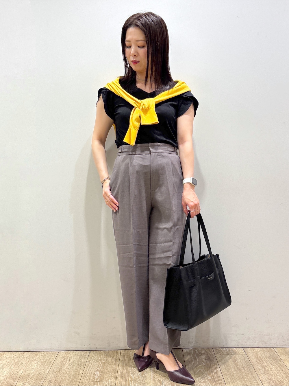 イエロー系のカーディガン/ボレロ、ブラック系のTシャツ/カットソー、ブラウン系のその他パンツを着用したレディースの夏コーディネートの1枚目の写真