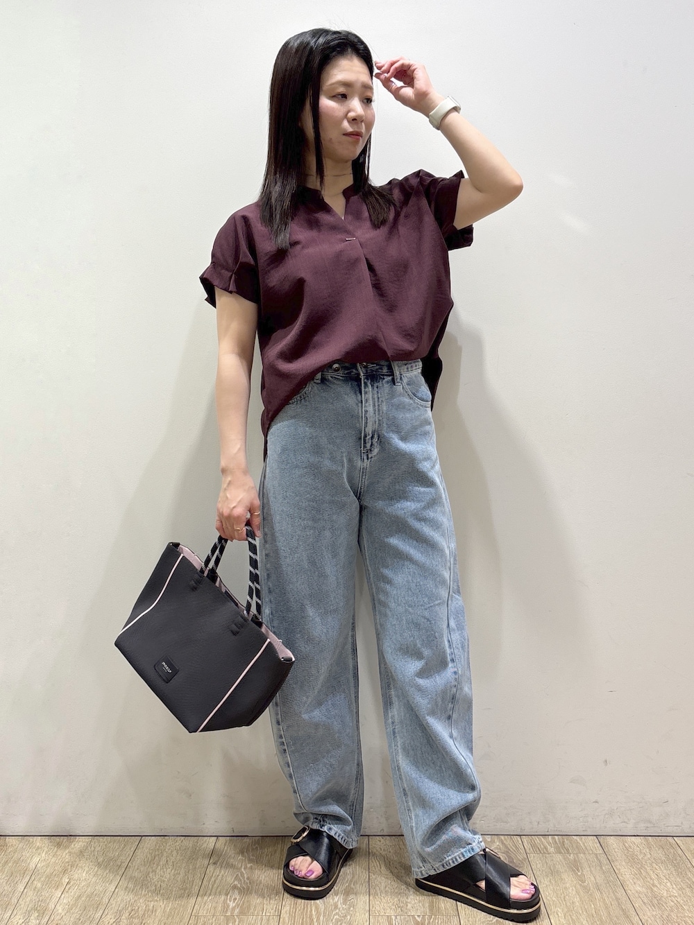 レッド系のシャツ/ブラウス、ブルー系のデニムパンツ、グレー系のトートバッグを着用したレディースの夏コーディネートの1枚目の写真
