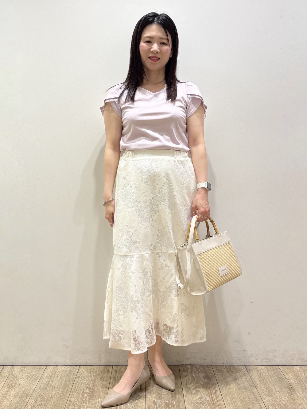 ピンク系のTシャツ/カットソー、ホワイト系のスカート、ホワイト系のトートバッグを着用したレディースの夏コーディネートの1枚目の写真