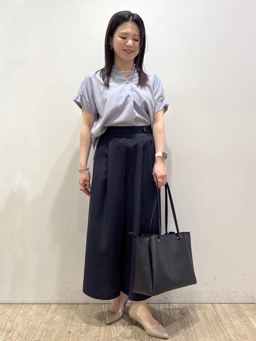 ブルー系のシャツ/ブラウス、ブルー系のその他パンツ、ブラック系のトートバッグを着用したレディースの夏コーディネートの1枚目の写真