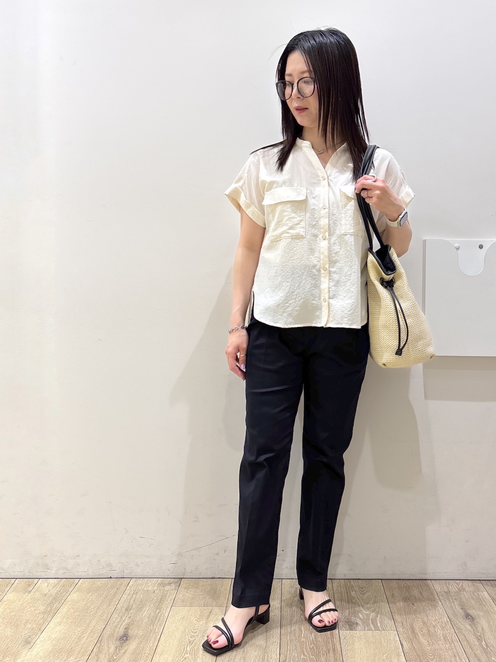 ホワイト系のシャツ/ブラウス、ブルー系のその他パンツ、ホワイト系のトートバッグを着用したレディースの夏コーディネートの1枚目の写真