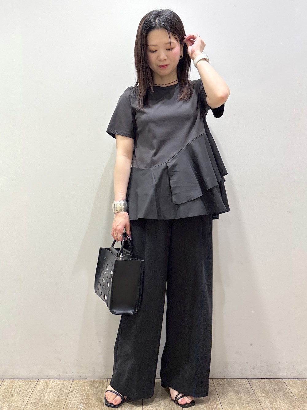 ブラック系のTシャツ/カットソー、ブラック系のその他パンツ、ブラック系のトートバッグを着用したレディースの夏コーディネートの1枚目の写真