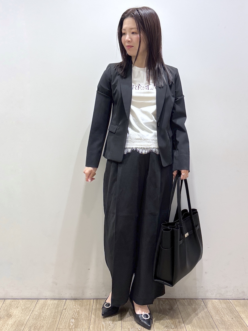 ブラック系のテーラードジャケット、ブラック系のその他パンツ、ブラック系のトートバッグを着用したレディースの夏コーディネートの1枚目の写真