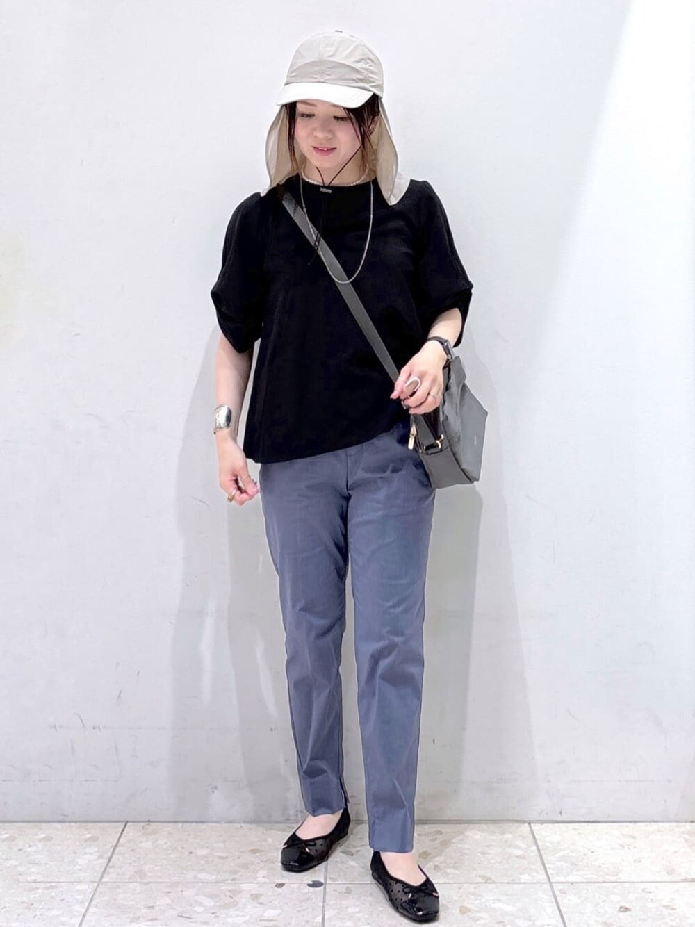 ブラック系のシャツ/ブラウス、ブルー系のその他パンツ、グレー系のショルダーバッグを着用したレディースの夏コーディネートの1枚目の写真