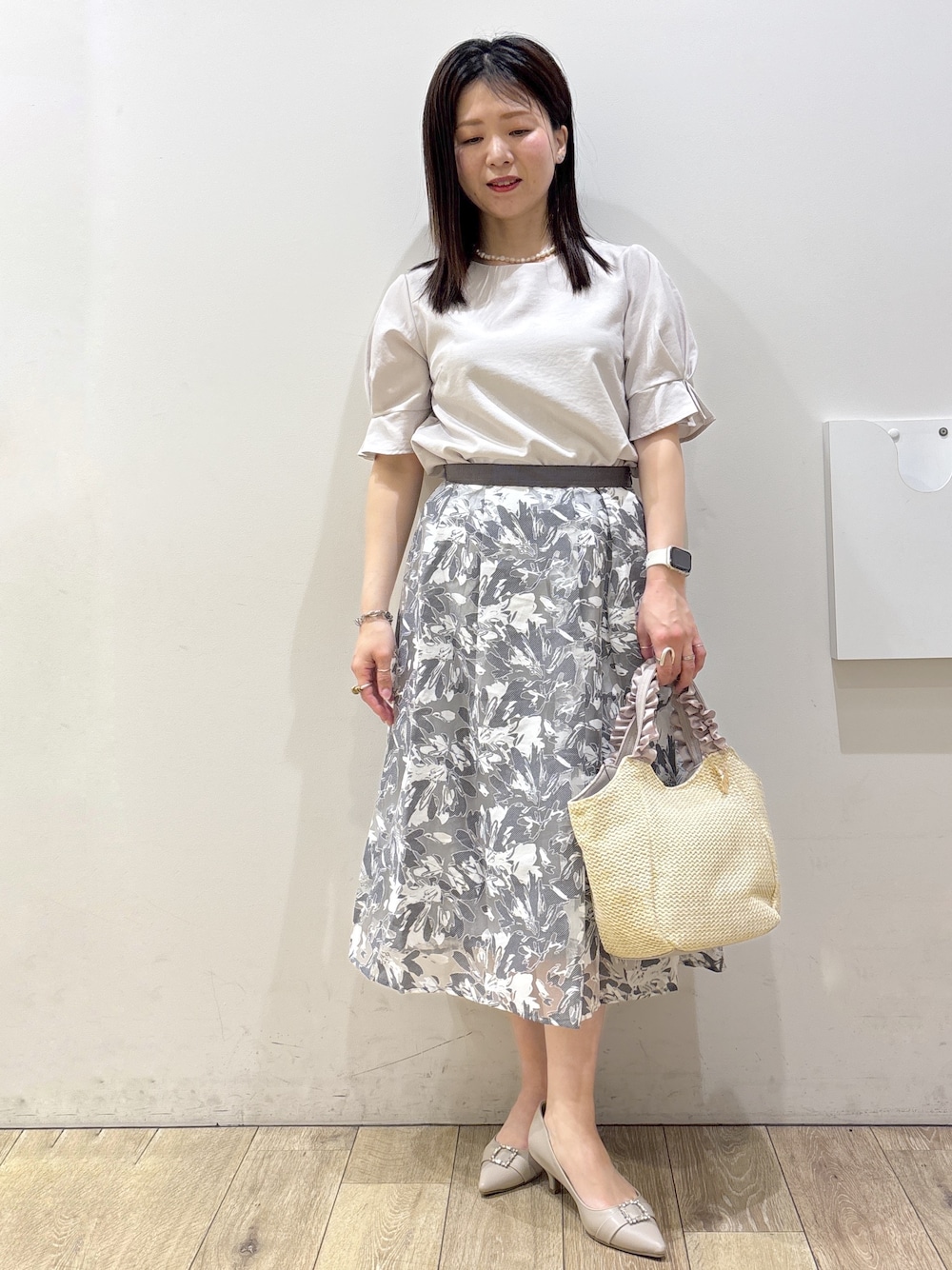 ベージュ系のパンプス、ベージュ系のトートバッグ、ベージュ系のシャツ/ブラウスを着用したレディースの春コーディネートの1枚目の写真