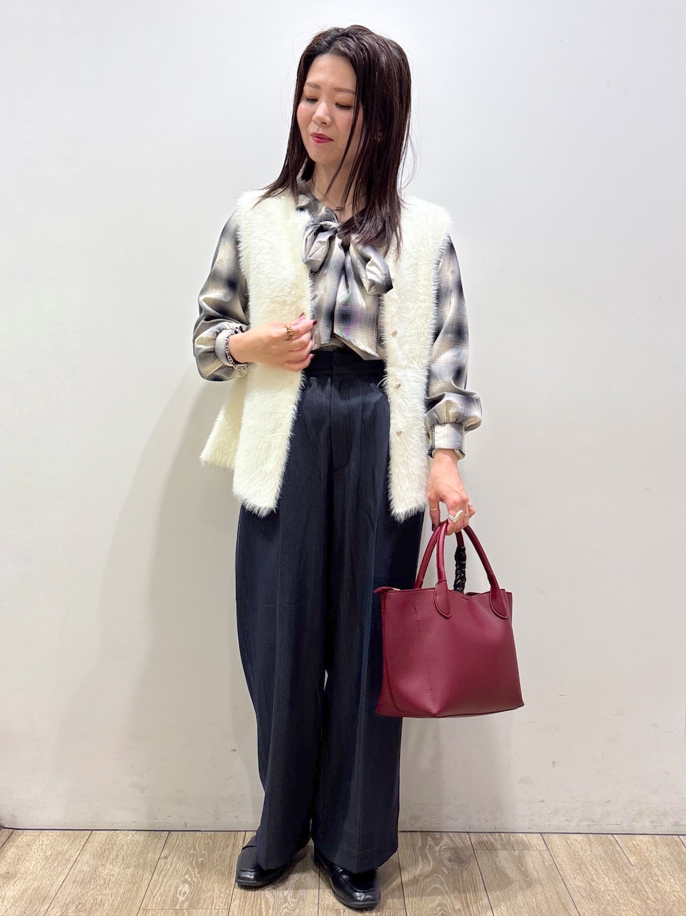 ブルー系のシャツ/ブラウス、ブルー系のその他パンツ、レッド系のトートバッグを着用したレディースの秋コーディネートの1枚目の写真