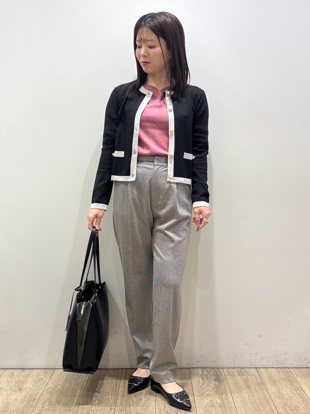 ブラック系のカーディガン/ボレロ、ピンク系のニット/セーター、ブラック系のその他パンツを着用したレディースの秋コーディネートの1枚目の写真