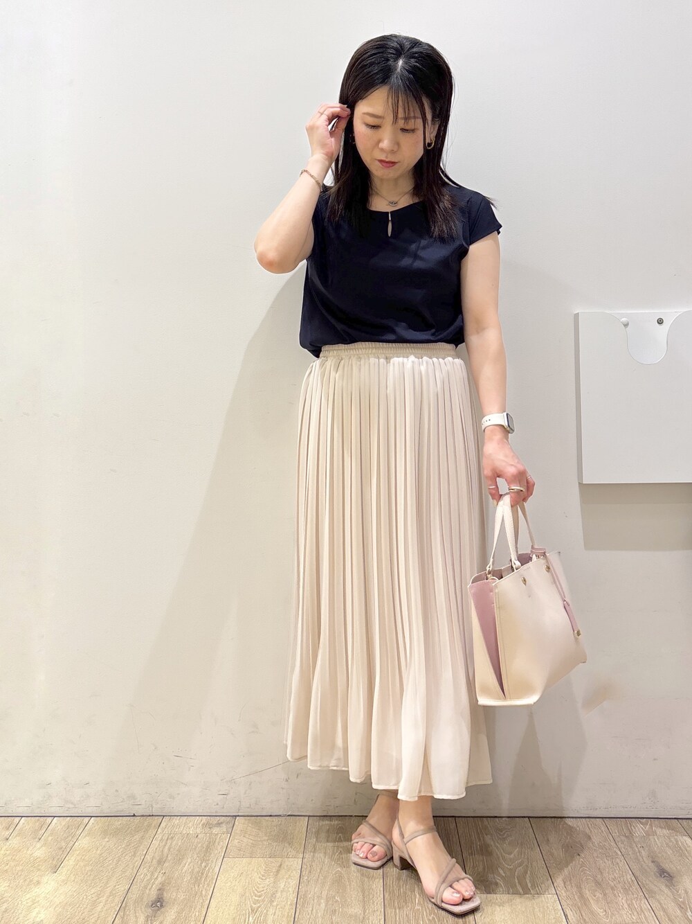 ベージュ系のワンピース、ベージュ系のスカート、ベージュ系のトートバッグを着用したレディースの春コーディネートの1枚目の写真
