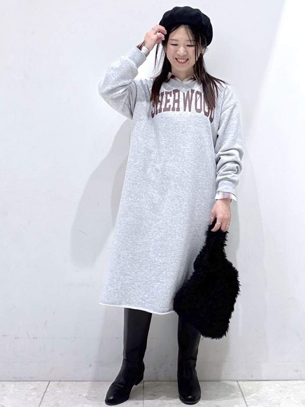 グレー系のワンピース、レッド系のシャツ/ブラウス、ブラック系のハンドバッグを着用したレディースの秋コーディネートの1枚目の写真
